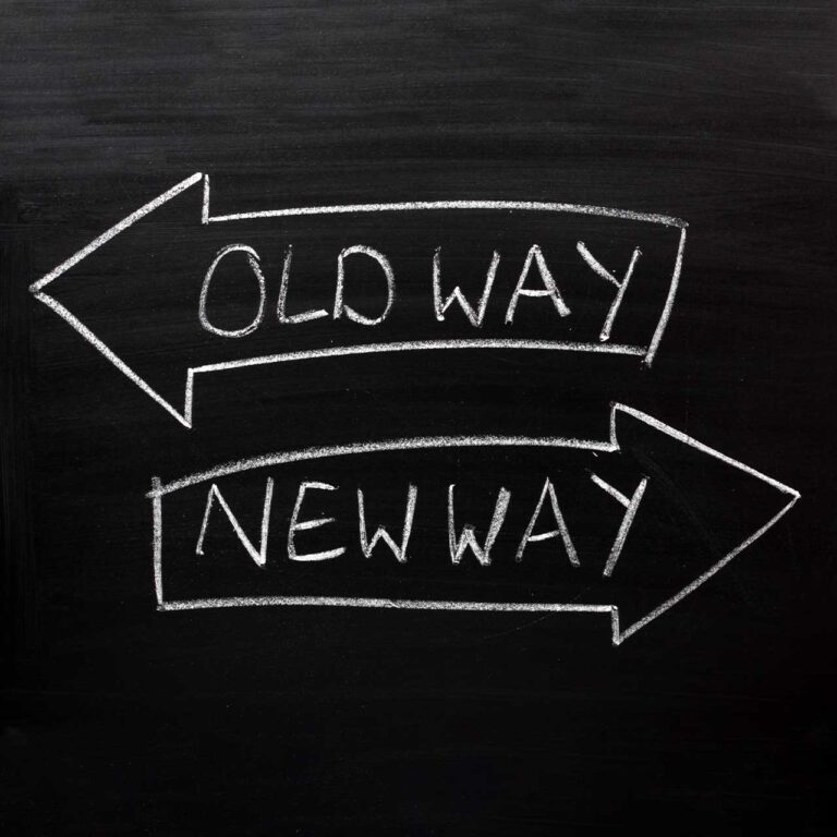 Kreide auf Tafel mit Pfeilen Old Way und New Way