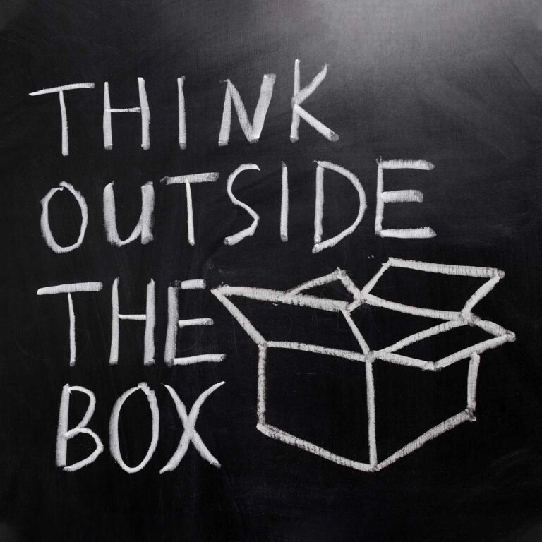 Kreideschrift auf Tafel think outside this box