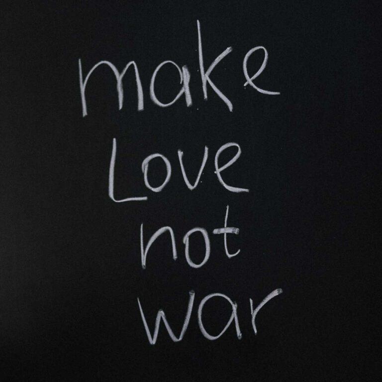 Kreideschrift auf Tafel make love not war